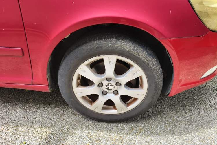 Used Skoda Octavia 2013 1.6L Automatic Elegance Edition Right Front Wheel Hub