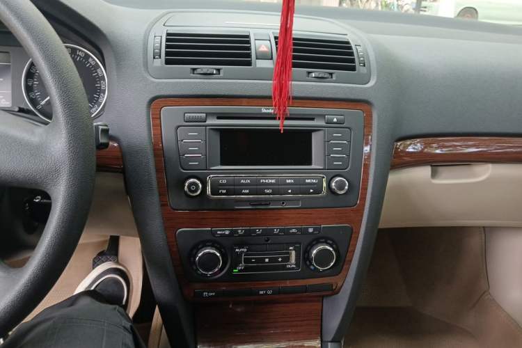 Used Skoda Octavia 2013 1.4TSI Manual Yijun Edition Audio And AC Panel