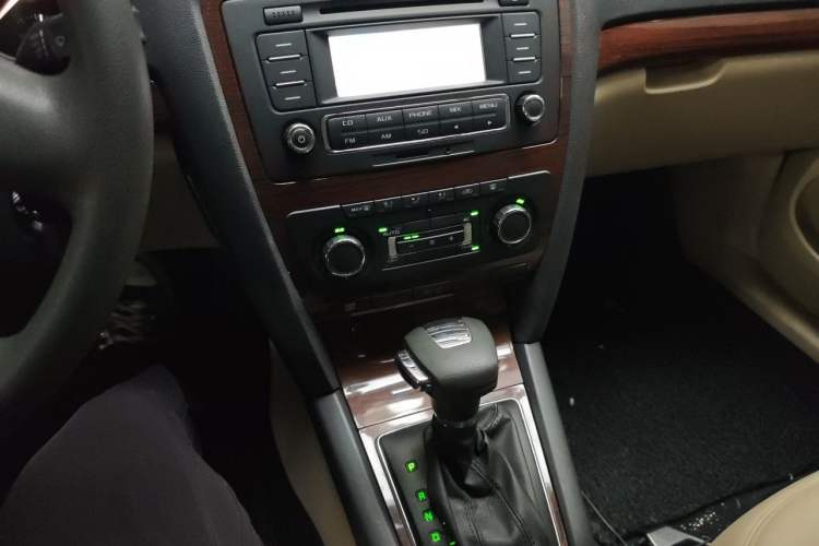 Used Skoda Octavia 2013 1.6L Automatic Yijun Edition Audio And AC Panel