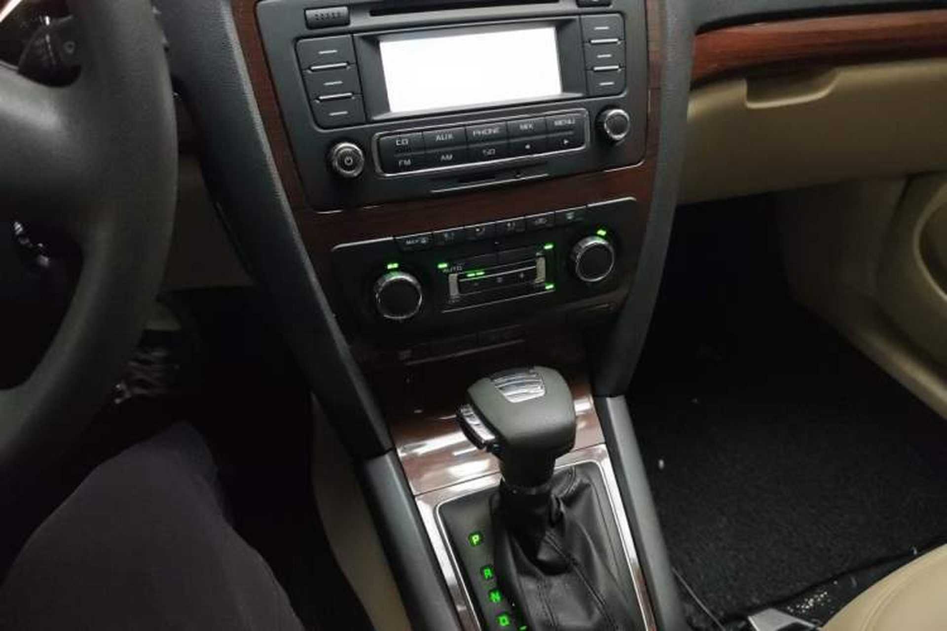 Used Skoda Octavia 2013 1.6L Automatic Yijun Edition Audio And AC Panel