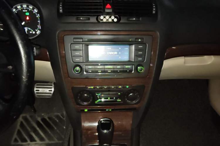 Used Skoda Octavia 2013 1.6L Automatic Yijun Edition Audio And AC Panel