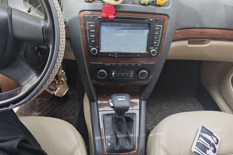 Used Skoda Octavia 2013 1.6L Automatic Yijun Edition Audio And AC Panel