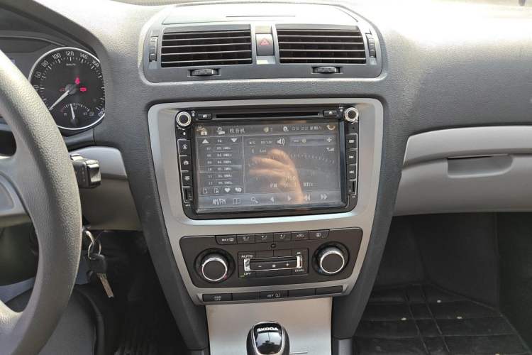 Used Skoda Octavia 2013 1.6L Automatic Yijun Edition Audio And AC Panel