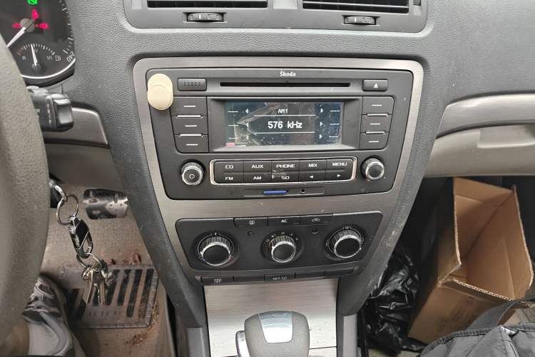 Used Skoda Octavia 2013 1.6L Automatic Yijie Edition Audio And AC Panel