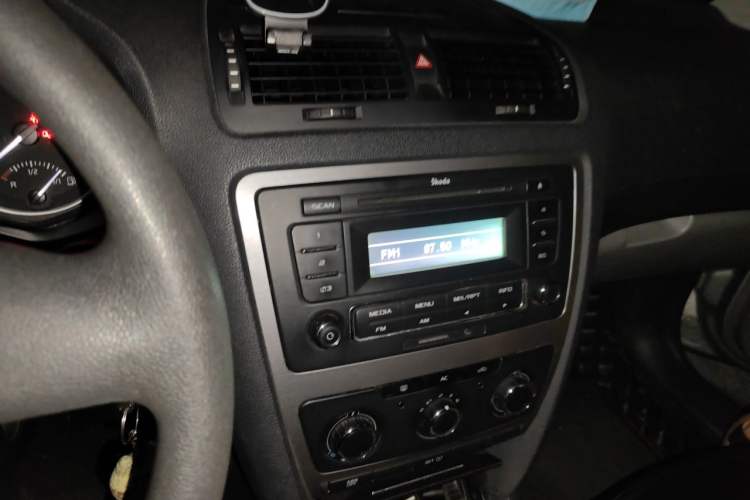 Used Skoda Octavia 2013 1.6L Manual Yijie Edition Audio And AC Panel