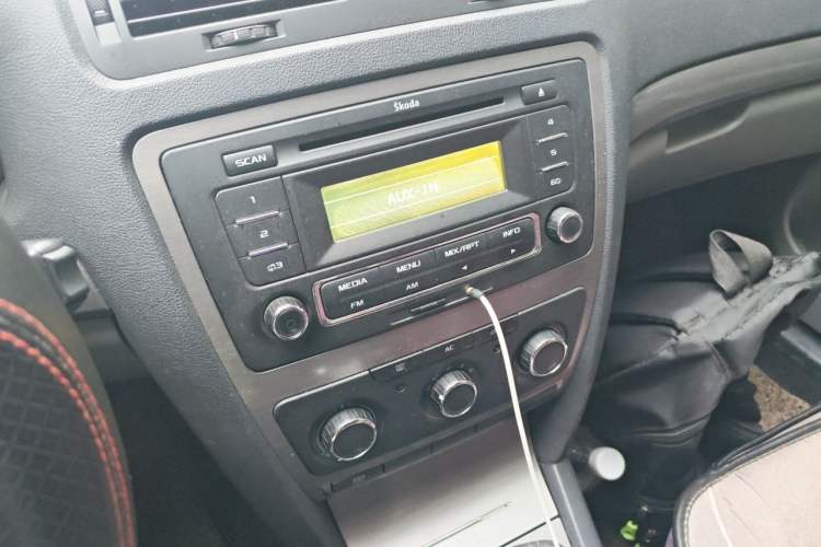 Used Skoda Octavia 2013 1.6L Manual Eado Edition Audio And AC Panel