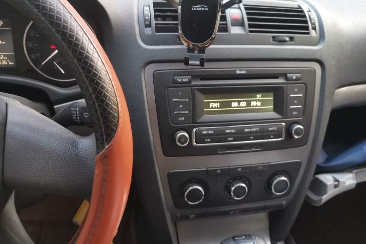 Used Skoda Octavia 2013 1.6L Automatic Yijie Edition Audio And AC Panel