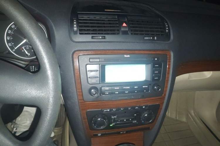 Used Skoda Octavia 2013 1.6L Automatic Yijun Edition Audio And AC Panel