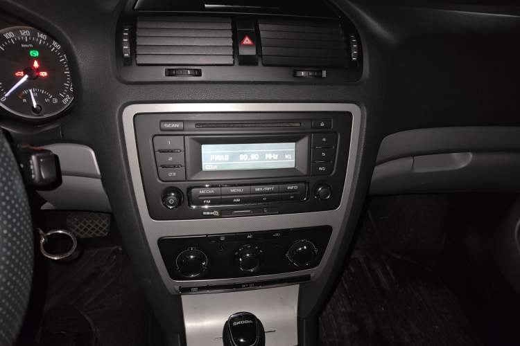 Used Skoda Octavia 2013 1.6L Automatic Yijie Edition Audio And AC Panel