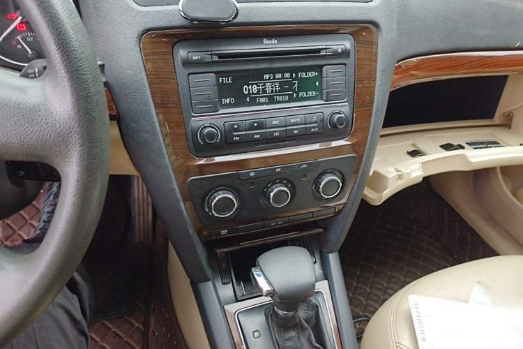 Used Skoda Octavia 2013 1.6L Automatic Yijie Edition Audio And AC Panel