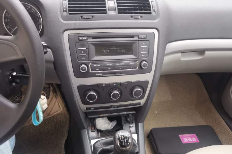 Used Skoda Octavia 2013 1.6L Manual Yijie Edition Audio And AC Panel