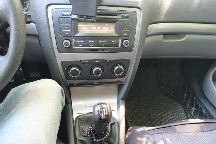 Used Skoda Octavia 2013 1.6L Manual Yijie Edition Audio And AC Panel