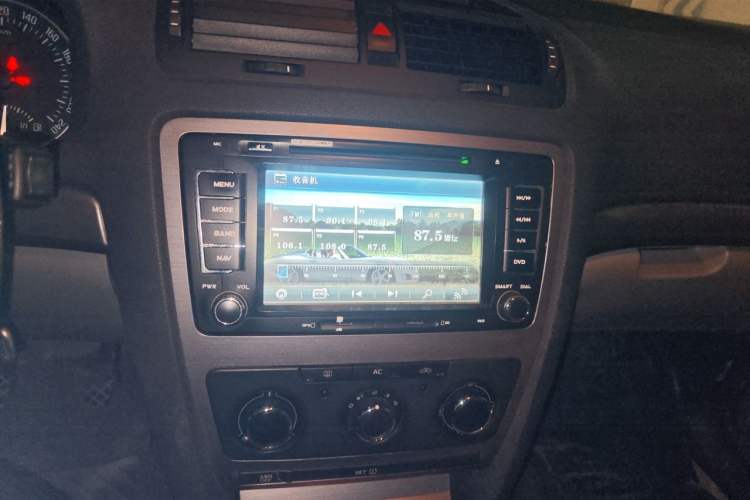 Used Skoda Octavia 2013 1.6L Manual Yijie Edition Audio And AC Panel