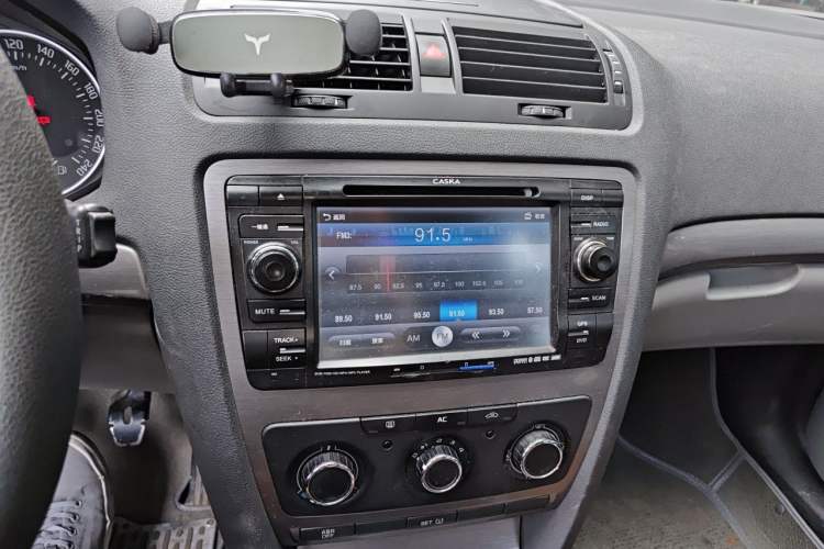 Used Skoda Octavia 2013 2.0L Manual Yijie Version Audio And AC Panel