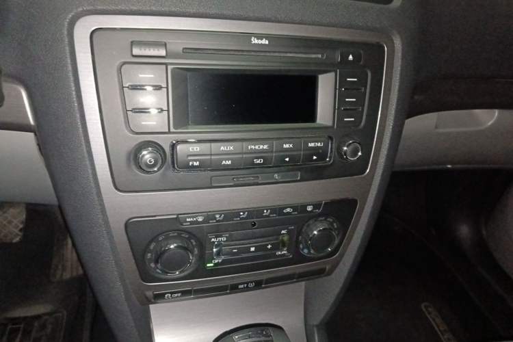 Used Skoda Octavia 2013 1.4TSI DSG Yijun Edition Audio And AC Panel