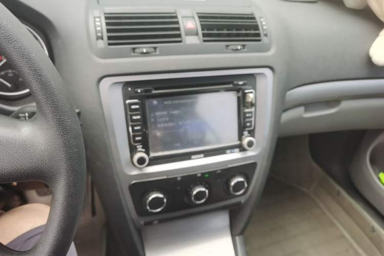 Used Skoda Octavia 2013 1.6L Manual Eado Edition Audio And AC Panel