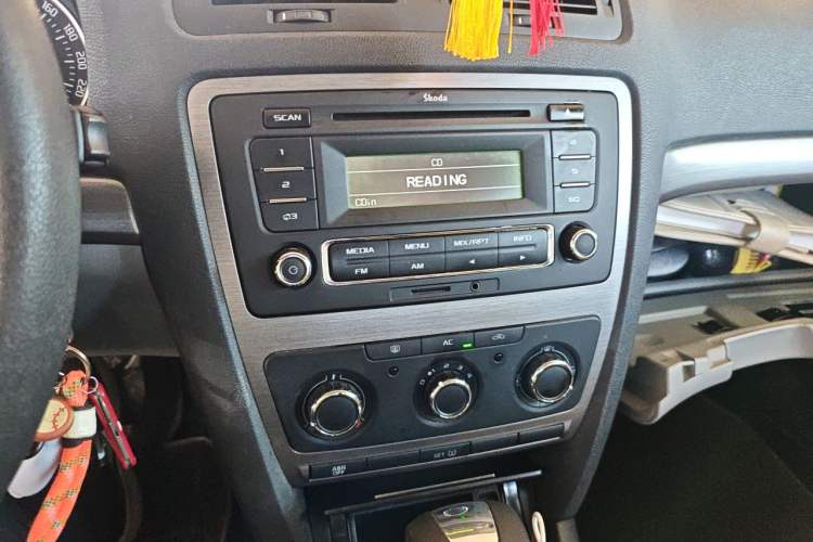 Used Skoda Octavia 2013 1.6L Automatic Yijie Edition Audio And AC Panel