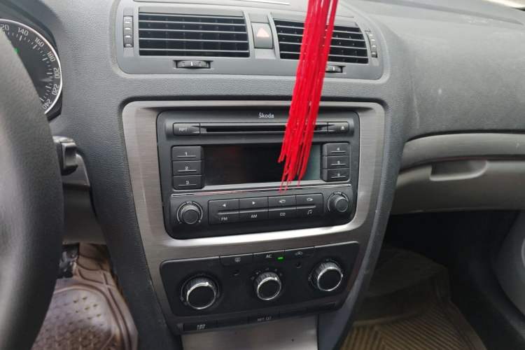 Used Skoda Octavia 2013 2.0L Automatic Yijie Edition Audio And AC Panel
