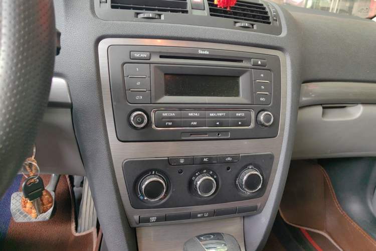 Used Skoda Octavia 2013 1.6L Automatic Yijie Edition Audio And AC Panel