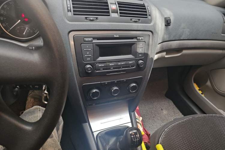 Used Skoda Octavia 2013 1.6L Manual Eado Edition Audio And AC Panel