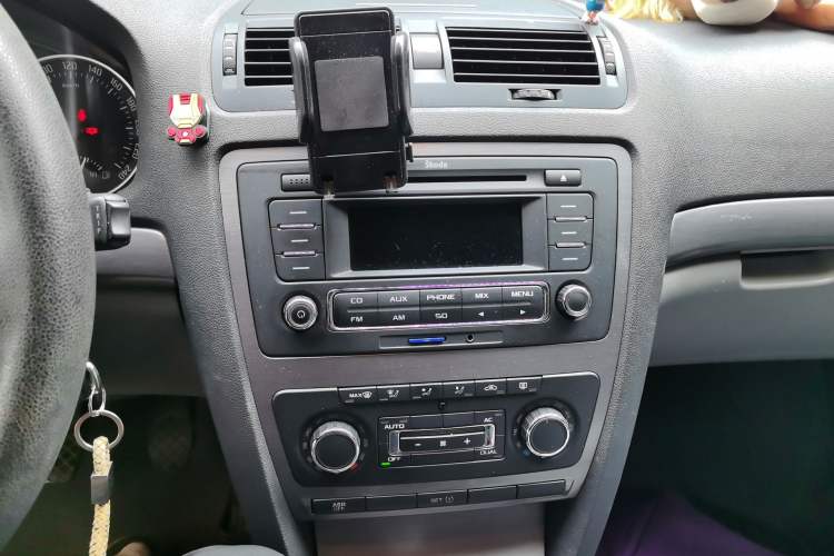 Used Skoda Octavia 2013 1.6L Manual Yijun Edition Audio And AC Panel