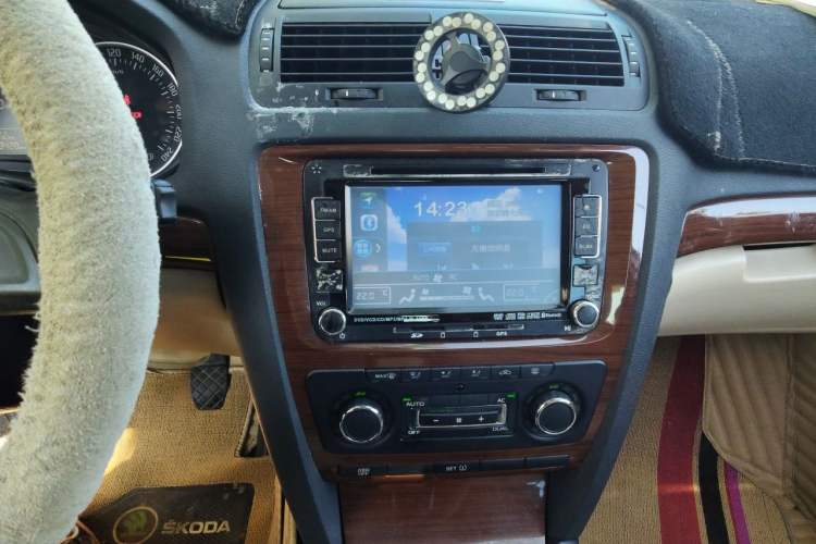 Used Skoda Octavia 2013 1.6L Manual Yijun Edition Audio And AC Panel