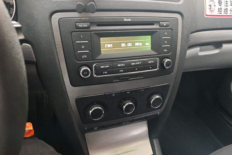Used Skoda Octavia 2013 1.6L Manual Yijie Edition Audio And AC Panel