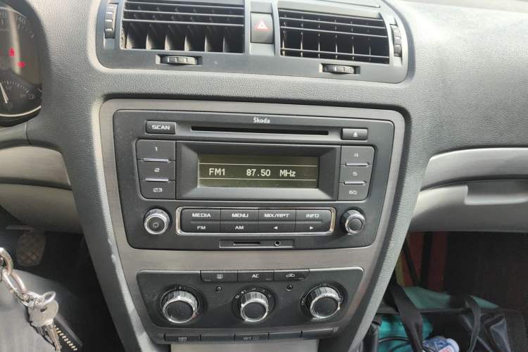 Used Skoda Octavia 2013 1.6L Manual Yijie Edition Audio And AC Panel