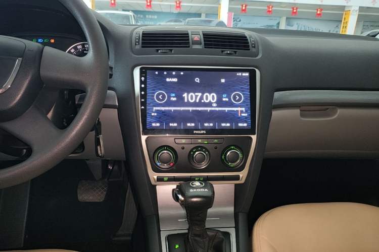 Used Skoda Octavia 2013 2.0L Automatic Yijie Edition Audio And AC Panel