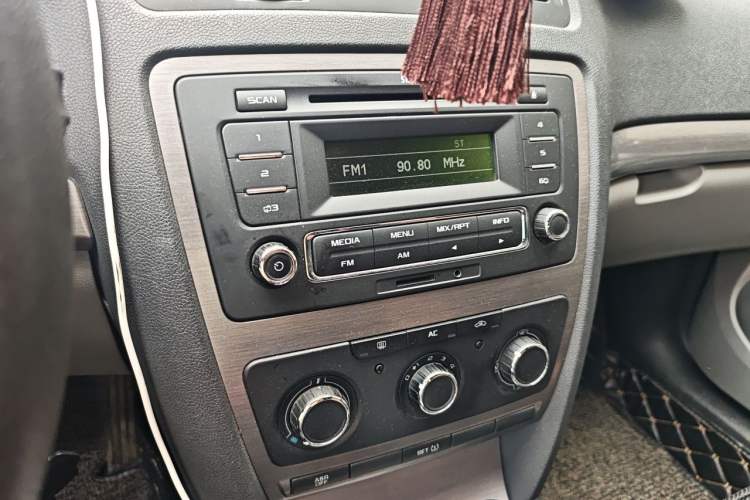 Used Skoda Octavia 2013 1.6L Automatic Yijie Edition Audio And AC Panel