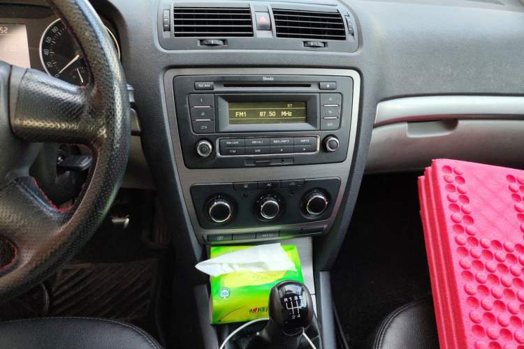 Used Skoda Octavia 2013 1.6L Manual Yijie Edition Audio And AC Panel