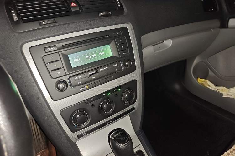 Used Skoda Octavia 2013 1.6L Automatic Yijie Edition Audio And AC Panel