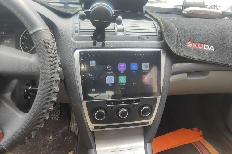 Used Skoda Octavia 2013 1.6L Manual Eado Edition Audio And AC Panel