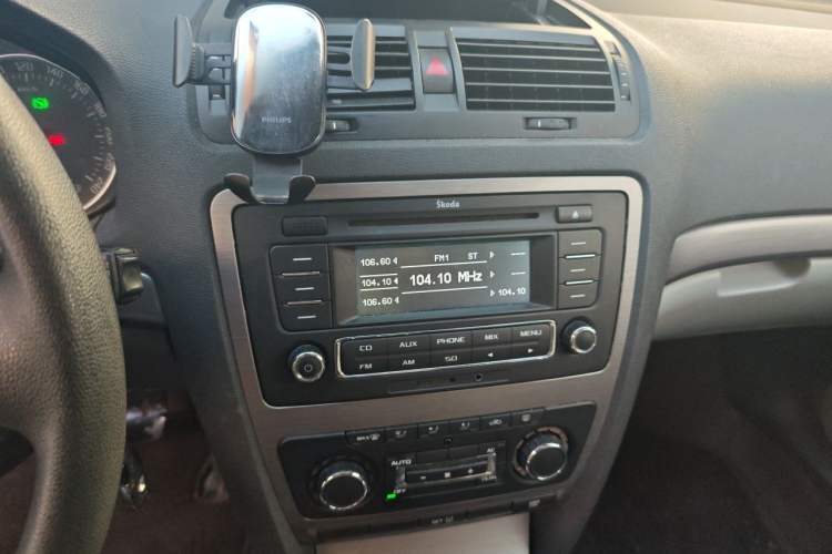 Used Skoda Octavia 2013 1.6L Automatic Yijun Edition Audio And AC Panel