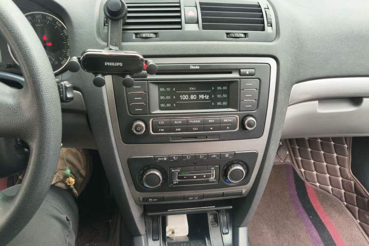 Used Skoda Octavia 2013 1.6L Automatic Yijun Edition Audio And AC Panel