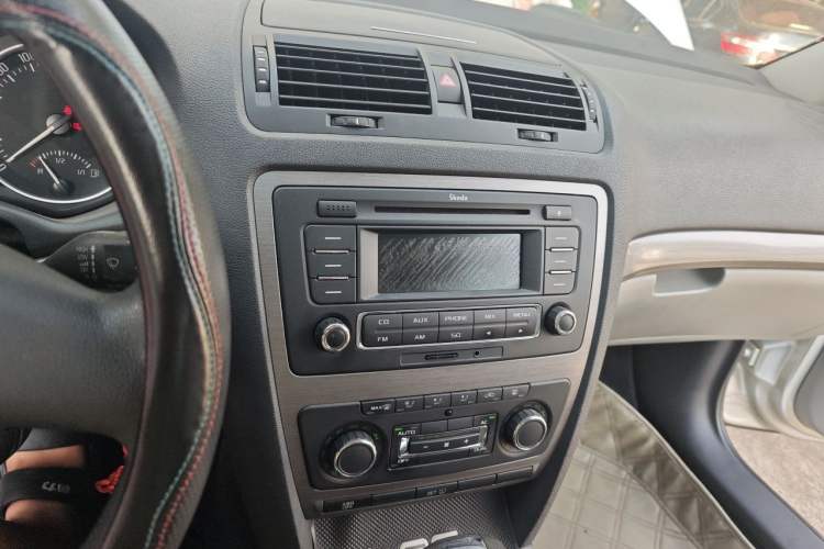 Used Skoda Octavia 2013 1.6L Automatic Yijun Edition Audio And AC Panel