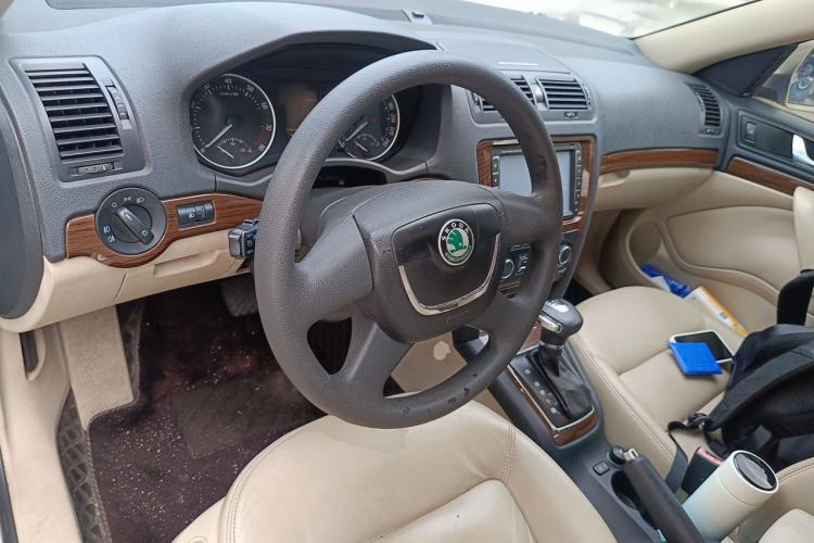 Used Skoda Octavia 2013 1.4TSI DSG Yijun Edition Center Console