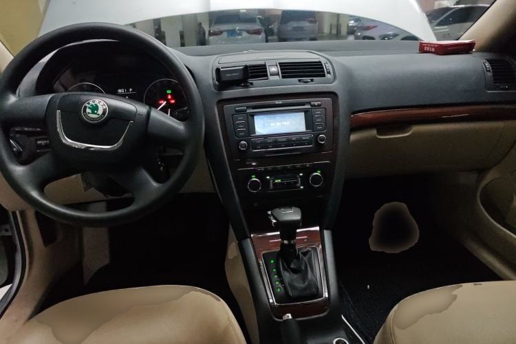 Used Skoda Octavia 2013 1.6L Automatic Yijun Edition Center Console