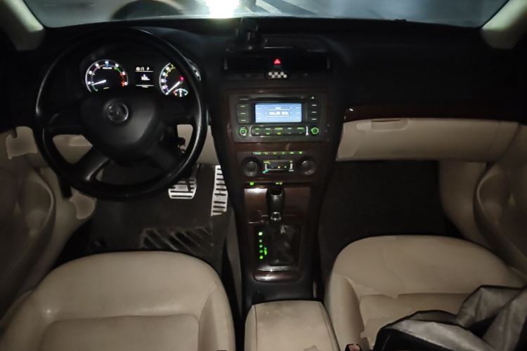 Used Skoda Octavia 2013 1.6L Automatic Yijun Edition Center Console