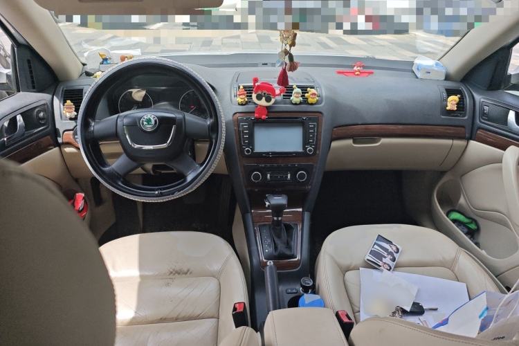 Used Skoda Octavia 2013 1.6L Automatic Yijun Edition Center Console