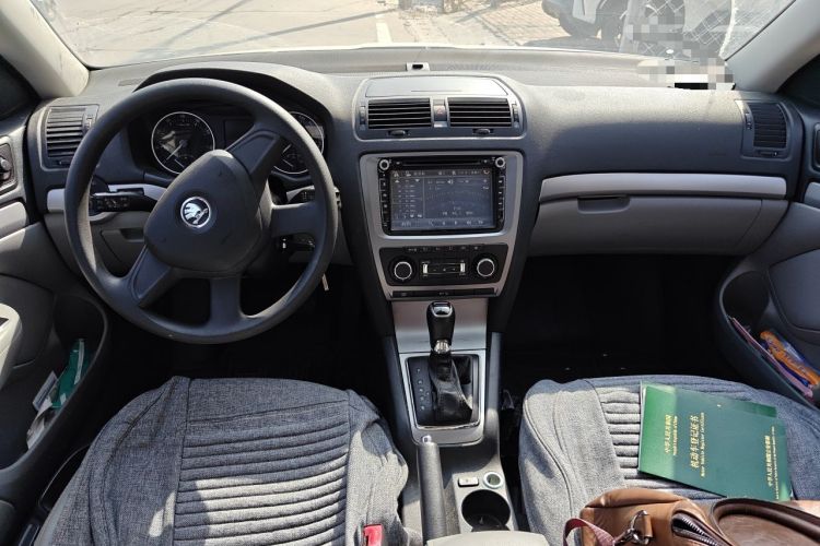 Used Skoda Octavia 2013 1.6L Automatic Yijun Edition Center Console
