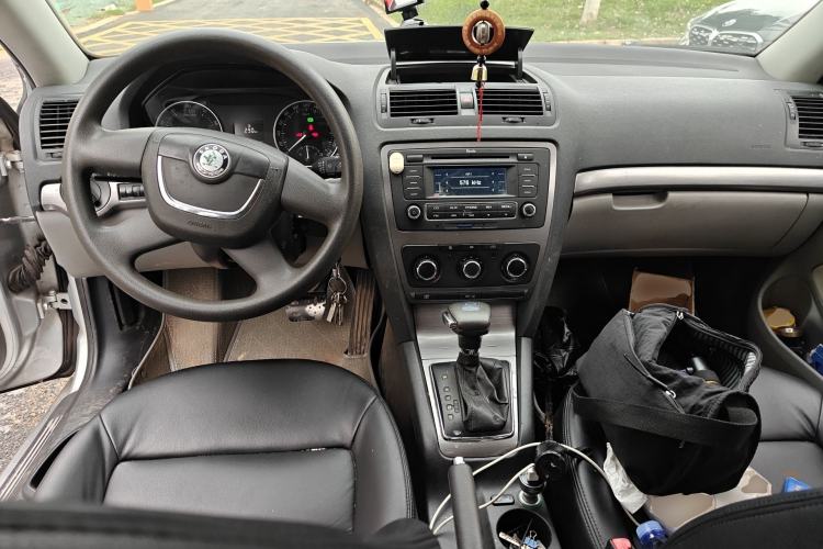 Used Skoda Octavia 2013 1.6L Automatic Yijie Edition Center Console