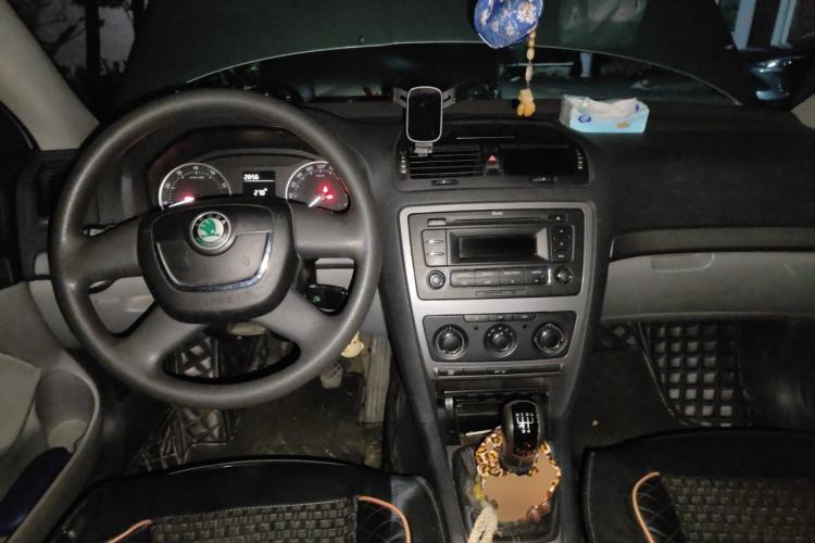 Used Skoda Octavia 2013 1.6L Manual Yijie Edition Center Console