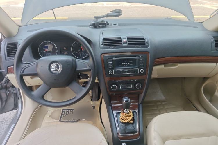 Used Skoda Octavia 2013 1.6L Automatic Yijun Edition Center Console