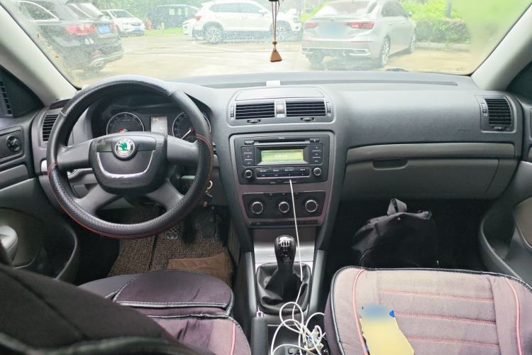 Used Skoda Octavia 2013 1.6L Manual Eado Edition Center Console