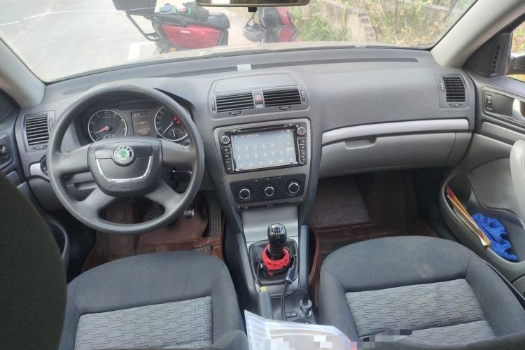 Used Skoda Octavia 2013 1.6L Manual Yijie Edition Center Console