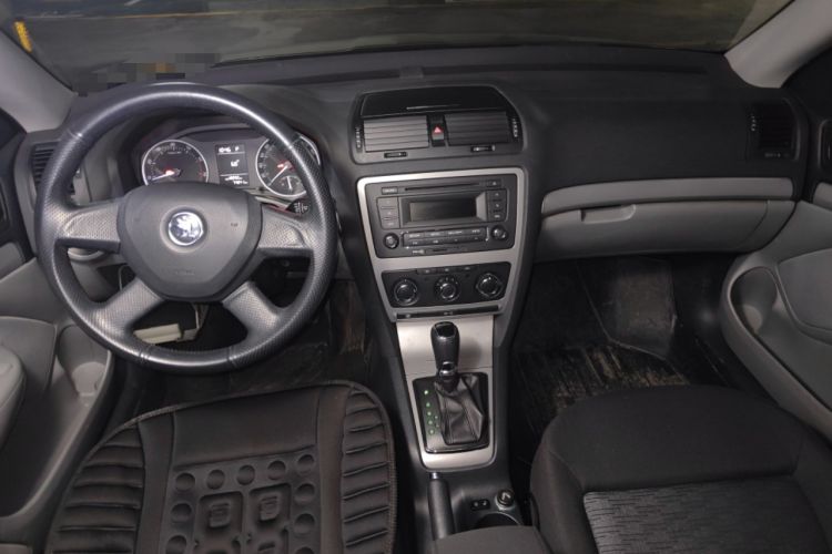 Used Skoda Octavia 2013 1.6L Automatic Yijie Edition Center Console
