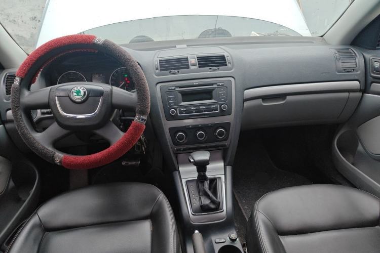 Used Skoda Octavia 2013 1.6L Automatic Elegance Edition Center Console