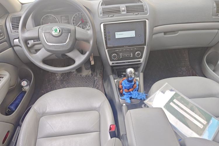 Used Skoda Octavia 2013 1.6L Manual Yijun Edition Center Console