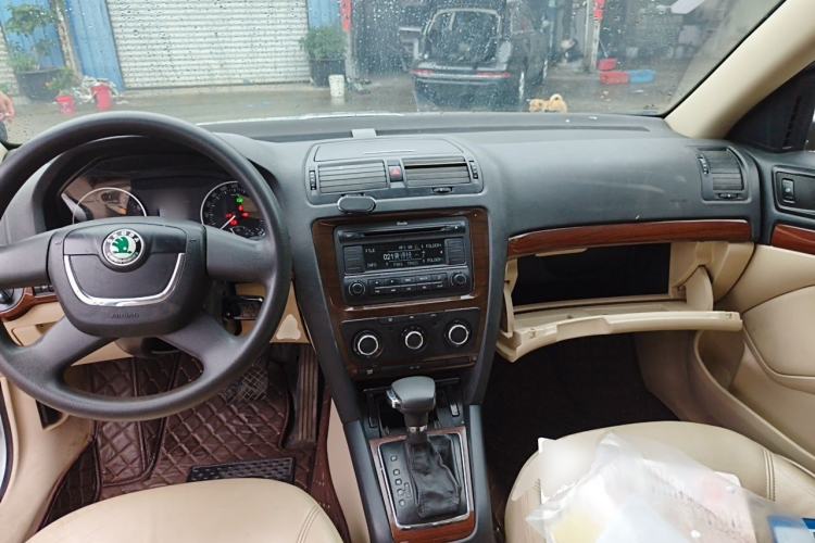 Used Skoda Octavia 2013 1.6L Automatic Yijie Edition Center Console